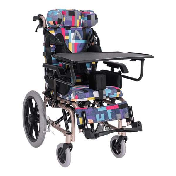 Silla de ruedas ligera para niños con diseño plegable y respaldo ajustable