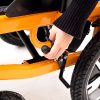 Silla de ruedas eléctrica portátil con reposapiés desmontables y estructura plegable